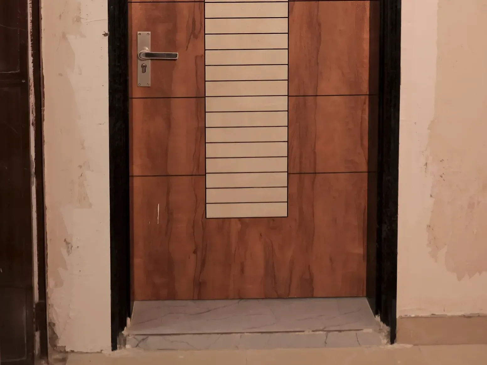 R Black frame with wood door
